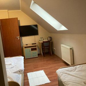 Mały pokój z dwoma pojedynczymi łóżkami